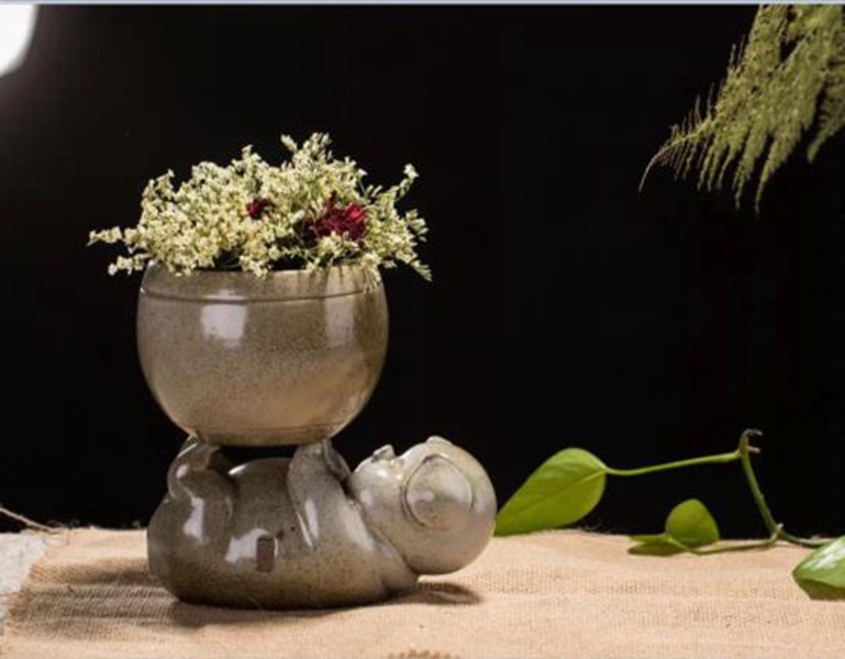 大宋定窯設(shè)計的小豬花盆，是精美的藝術(shù)品擺件