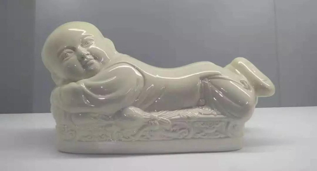大宋定窯設(shè)計的定窯孩兒枕，與故宮博物院收藏的基本相似