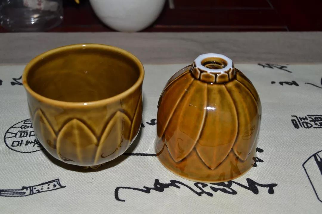 大宋定窯設(shè)計(jì)的九瓣蓮花杯，將曲陽(yáng)石雕和定瓷燒制這兩項(xiàng)非遺文化融合在一起